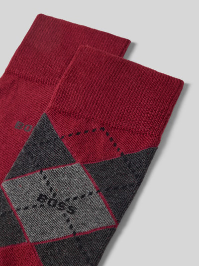 Produktfoto, czerwono-szare romby, miękka tekstura, skarpety aus Baumwoll-Mix im 2er-Pack Modell 'ARGYLE' von BOSS, Herren skarpety