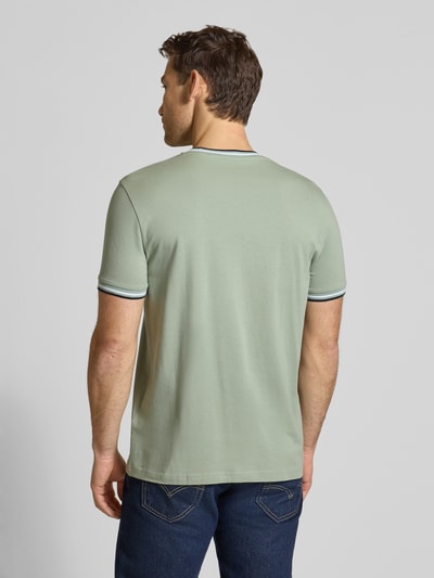 Männermodel trägt T-Shirt mit Kontraststreifen und Rundhalsausschnitt von Christian Berg Men, Baumwoll-Elasthan-Mix, Regular-Fit, Rückenlänge 71 cm bei Größe M, Ganzkörperansicht Rückansicht.