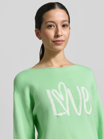 Frauenmodel trägt Regular Fit Strickpullover mit Baumwoll-Anteil Modell 'LOVE' von s.Oliver RED LABEL, Optik: Unifarben, Intarsie LOVE-Schriftzug, Rundhals, Langarm, Materialverarbeitung: Strick, Frottee, Pastellgrün, Nahaufnahme Oberkörper.