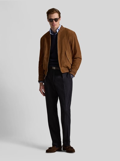 Männermodel trägt Regular Fit Lederjacke mit seitlichen Pattentaschen von Polo Ralph Lauren in Unifarbe Beige, Velours, Ganzkörperansicht von vorne.