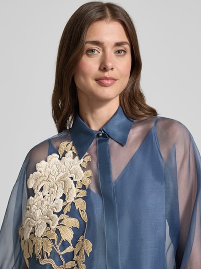Modelka kobieca nosi Regular Fit Bluse aus reiner Seide Modell 'SELIBBRA' od Max Mara Studio, przezroczysty niebieski jedwab, haftowany motyw, widok z przodu, zbliżenie na górną część ciała.
