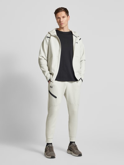 Under Armour Relaxed Fit Sweatpants mit Logo-Print Modell 'Unstoppable' Offwhite 1