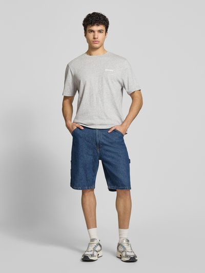 Männermodel trägt T-Shirt mit Logo und Rundhalsausschnitt von REVIEW, Baumwoll-Viskose-Mix, Regular-Fit, Herren, Ganzkörperansicht von vorne.