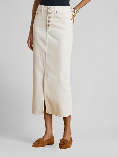 Frauenmodel trägt Midi-Jeansrock aus Baumwoll-Mix von Lauren Ralph Lauren in Creme mit Knopfleiste und 5-Pocket-Design, Nahaufnahme Unterkörper.