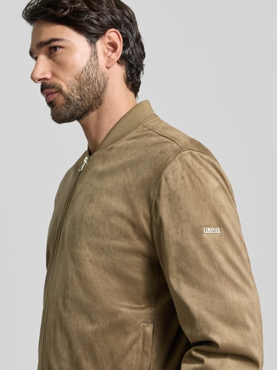 Mężczyzna nosi Regular Fit Jacke in Leder-Optik Modell 'Rapid' od CINQUE, kolor beżowy, gładka faktura, elastyczny materiał; zbliżenie na górną część ciała