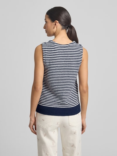 Frauenmodel trägt Frise Yarn Frottee Ringel-Top von Christian Berg Woman, marine-weiß gestreift, Regular Fit, Rundhalsausschnitt, Ganzkörperansicht Rückansicht.