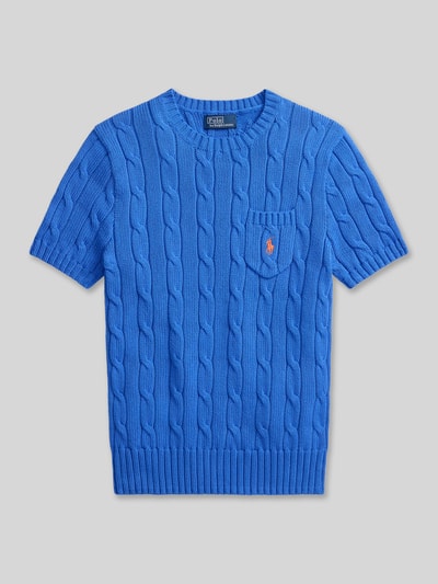 Produktfoto, Slim Fit Kurzarmpullover mit Label-Stitching von Polo Ralph Lauren, bawełna, krój slim fit, dzianinowa faktura, kieszeń na piersi, logo haftowane, okrągły dekolt, elastyczne wykończenia, długość tyłu w rozmiarze S: 55 cm, długość rękawa w rozmiarze S: 20 cm, kolor niebieski