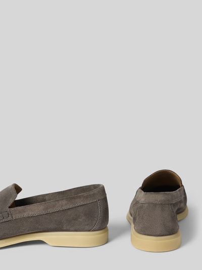 Produktfoto, Loafers mit glatter Sohle Modell 'Velluto' von JOOP! SHOES aus grauem Velours, abgerundete Form, cremefarbene Sohle, Zierbesatz