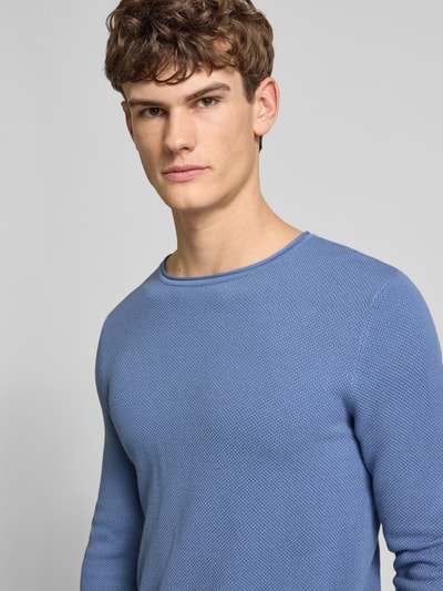 Männermodel trägt Basic Strickpullover mit Rundhalsausschnitt und Rollkanten von REVIEW in Hellblau, Baumwolle, Regular Fit, Nahaufnahme Oberkörper.