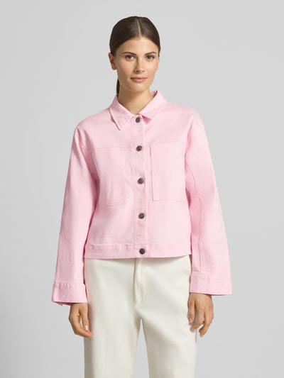 Vrouwenmodel draagt Regular Fit Jacke met borstzakken Modell 'Bess' van Soyaconcept, elastische katoenmix, lichtroze, doorlopende knoopsluiting, opstaande kraag, geheel wit, lengte rug maat S 54 cm, schouderbreedte 48 cm, borstwijdte 50 cm, mouwlengte 56 cm, geheel voorkantopname, bovenlichaam close-up.