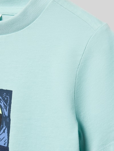 Produktfoto, Regular Fit T-Shirt aus reiner Baumwolle von s.Oliver RED LABEL, Optik: Unifarben in Hellblau mit Motiv-Print und Label-Schriftzug, Kurzarm, Rundhals, Materialverarbeitung: Jersey, Kinder T-Shirt