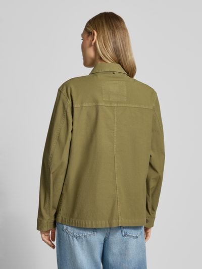 Vrouwenmodel draagt Jacke mit Pattentaschen und Label-Detail van camel active in olijfgroen, katoenmix met stretch, recht fit, kentkraag, klepzakken, labeldetail, ruglengte 63 cm, schouderbreedte 44 cm, borstwijdte 53 cm, mouwlengte 59 cm, volledige rugaanzicht.