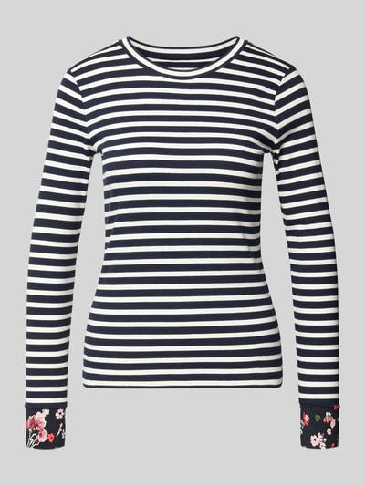 Produktfoto, Slim Fit Longsleeve aus mieszanka bawełny od Marc Cain, granatowo-białe paski, kwiatowy detal na mankietach, okrągły dekolt, krój slim fit, długość tyłu w rozmiarze 36: 57 cm