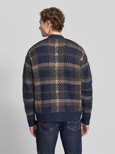 Männermodel trägt Relaxed Fit gebreid jack met all-over motief model 'MARIAN' van Jake*s Studio Men, Ganzkörperansicht Rückansicht.