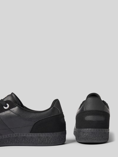 Produktfoto, Sneaker mit Logo-Prägung Modell 'Kleen' von Jack & Jones in Schwarz mit abgerundeter Passform, Schnürverschluss, profilierter Sohle, Absatzhöhe 3 cm, Schafthöhe 7 cm, Schaftweite 9 cm, strukturierte Textur