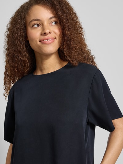 Kobieta prezentuje Figurumspielendes Freizeitkleid aus Lyocell od Marc O'Polo Denim, jednokolorowy, okrągły dekolt, naszywka z logo, krótki rękaw, pika, lyocell, sukienki casualowe. Nahaufnahme Oberkörper.