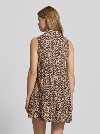 Frauenmodel trägt ausgestelltes Hemdblusenkleid aus reiner Viskose Modell 'THEA' von Only mit Optik:Allover-Muster, Mini-Länge, Kragenform: Hemdblusenkragen, V-Ausschnitt, Raffung, Knopfleiste, Ärmelform: Ohne, gerader Saum, Material: Viskose, Ganzkörperansicht Rückansicht.