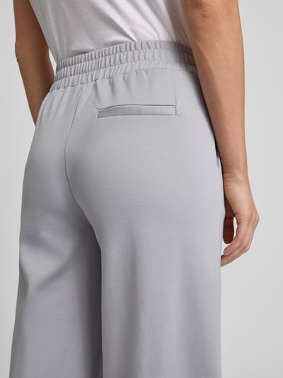 Vrouwenmodel draagt Wide Fit Stoffhose met Viskose-Anteil Modell 'Kate' van ICHI, lichtgrijs, elastische taille, detailopname achteraan.