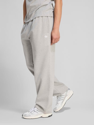 adidas Originals Loose Fit Sweathose aus Baumwoll-Mix Mittelgrau Melange 4