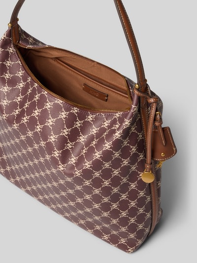 Produktfoto, Shoulder Bag mit Reißverschluss Modell 'PORTA' von MANGO, braunes Kunstleder, Allover-Logo-Print, schmaler Schulterriemen, Innenfach mit Reißverschluss, rechteckige Form, goldfarbene Details, klare Strukturen, Maße 33x33x11 cm, Schulterriemen 45 cm, Damenmodell