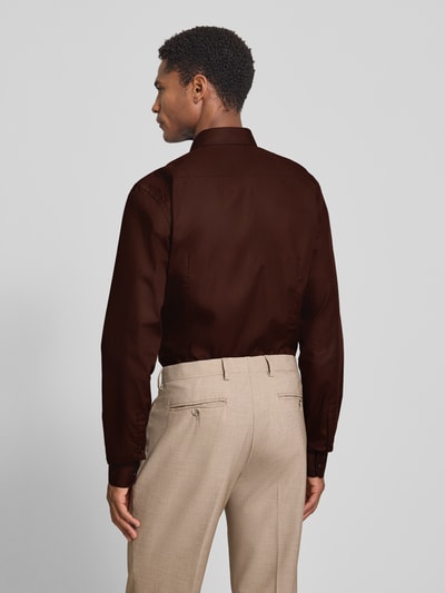 Mężczyznamodel nosi Extralanges Slim Fit Business-Hemd mit Kentkragen od Jake*s z bawełny, bardzo długi krój, jednokolorowy, kołnierzyk typu kent, długość tyłu w rozmiarze 39/40: 84 cm, szerokość w rozmiarze 39/40: 49 cm, długość rękawów w rozmiarze 39/40: 72 cm, Ganzkörperansicht Rückansicht.