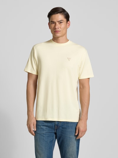 Männermodel trägt T-Shirt mit Logo und Rundhalsausschnitt von Guess aus Baumwoll-Mix mit Modal-Anteil, Relaxed-Fit, Vorderansicht, Rückenlänge 73 cm in Größe M.