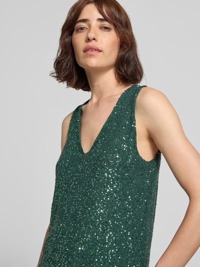 Frauenmodel trägt Regular Fit Top mit Baumwoll-Anteil Modell 'MILORD' von Weekend Max Mara in Dunkelgrün mit Glitzertextur, Nahaufnahme Oberkörper.