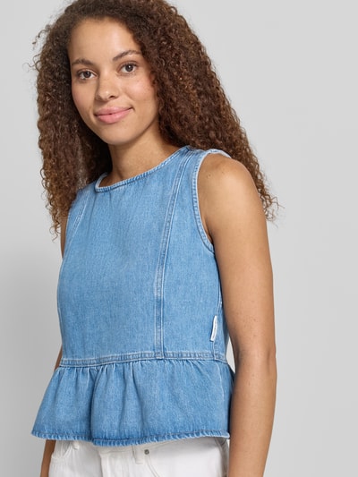 Frauenmodel trägt Relaxed Fit Blusentop aus reiner Baumwolle von Marc O'Polo Denim in Denim-Optik mit Volants, Cropped-Länge, Rundhals, Nahaufnahme Oberkörper.