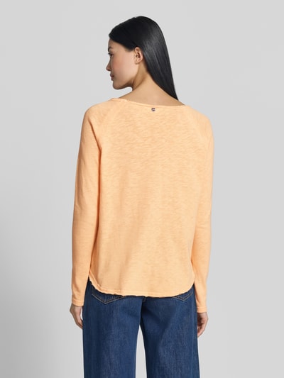 Vrouwenmodel draagt shirt met lange mouwen van puur katoen met Raglanmouwen van Rich & Royal, getailleerde pasvorm, ruglengte maat S 60 cm, rugaanzicht.