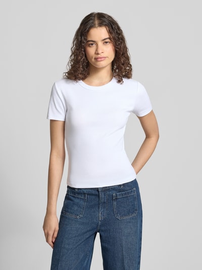 Frauenmodel trägt weißes Regular-Fit T-Shirt aus Baumwoll-Mix Modell 'VAL' von ONLY, dezente Struktur, Damen T-Shirt, Ganzkörperansicht von vorne.