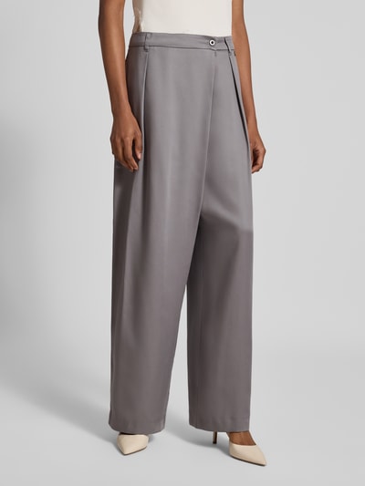 Frauenmodel trägt Wide Fit Hose aus reinem Lyocell von Liu Jo White in Grau mit Logo-Detail, Knopfverschluss, Ganzkörperansicht von vorne.