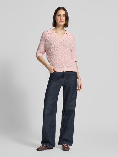 Frauenmodel trägt Strickshirt mit Umlegekragen Modell 'Posilly' von OPUS in Hellrosa, Baumwoll-Mix, Straight Fit, 3/4-Arm, V-Ausschnitt, strukturierte Oberfläche; Ganzkörperansicht von vorne.