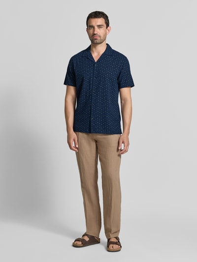 Männermodel trägt Regular fit vrijetijdsoverhemd van mix van katoen en linnen Model 'SUMMER' van JACK & JONES Premium, donkerblauw all-over look, Reverskraag, Ruglengte maat M 72 cm, Schouderbreedte 48 cm, Mouwlengte 23 cm, Ganzkörperansicht van voren