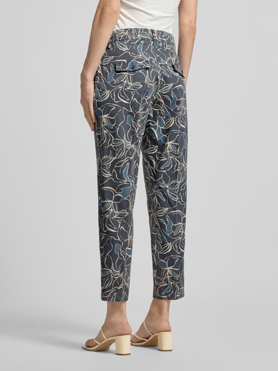 Vrouwenmodel draagt Hose im Allover-Look Modell 'Mara S' van BRAX, mix van katoen en lyocell, verkort, All-over look, bandwijdte maat 36: 39 cm, binnenbeenlengte maat 36: 68 cm, Ganzkörperansicht Rückansicht.