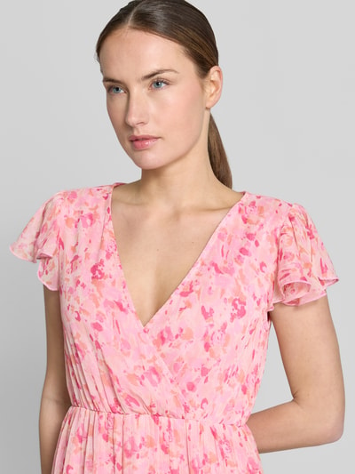 Modelka kobieca nosi Midikleid im Allover-Look Modell 'EMMA' od Vila, różowy wzór, V-dekolt, A-linia, detalowa faktura, Nahaufnahme górnej części, długość tyłu 126 cm, szerokość w rozmiarze 36: 42 cm
