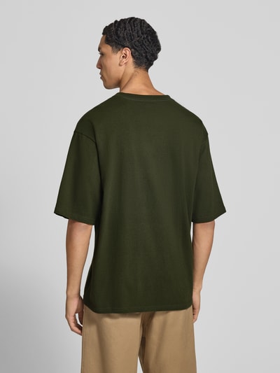 Męski model nosi Loose Fit T-Shirt aus reiner Baumwolle von Levi's®, ciemnozielony kolor, prosta faktura, Ganzkörperansicht Rückansicht.