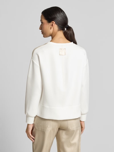 Vrouwenmodel draagt Regular Fit Sweatshirt uit katoenmix met scheerwol in tricotlook met ronde hals en elastische boorden van Marc Cain, beige tinten, fijne textuur, volledige lichaamsweergave achteraan