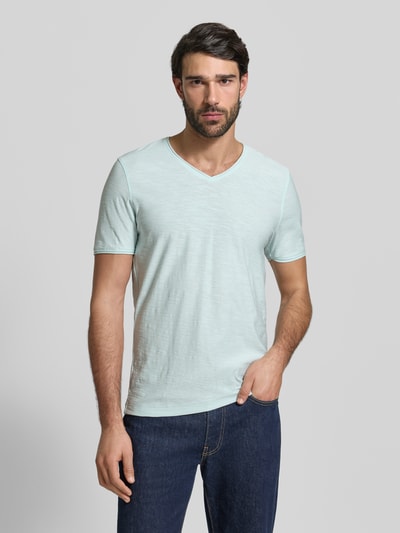 Männermodel trägt T-Shirt mit geripptem Rundhalsausschnitt von MCNEAL, Regular-Fit, hellblau, Rückenlänge 65 cm bei Größe M, Ganzkörperansicht von vorne.