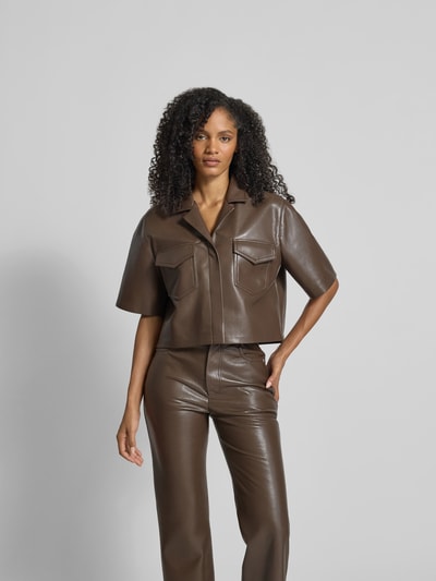 Nanushka Cropped Bluse mit Brusttaschen Schoko 4