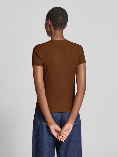Männermodel trägt Cropped T-Shirt mit Rundhalsausschnitt von Stefanel, mieszanka bawełny z dodatkiem streczu, krój slim fit, drobne prążkowanie, krój krótki, okrągły dekolt, długość tyłu w rozmiarze S: 53 cm, brązowy kolor, prosta forma, pełne krycie materiału, Ganzkörperansicht Rückansicht.