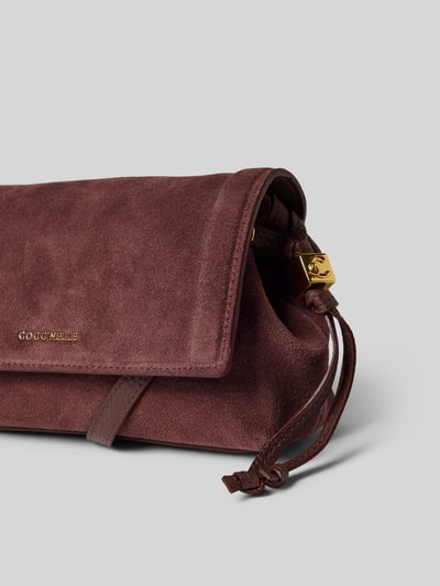 Produktfoto, Shoulder Bag aus echtem Leder Modell 'Thess' von Coccinelle in Bordeaux mit Logo-Detail und goldfarbenem Akzent, samtige Textur