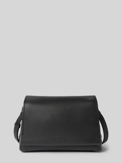 Produktfoto, Crossbody Bag mit Logo-Prägung Modell 'Hera' von LIEBESKIND BERLIN, czarna, matowa faktura, zamknięcie na zamek, szerokość 24 cm, długość 18 cm, głębokość 13 cm, długość paska 123 cm, główna komora z klapką, pasek na ramię