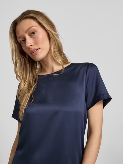 Kobiece model nosi Regular Fit Bluse aus Satin von Christian Berg Woman Selection, granatowa satyna, okrągły dekolt, z krótkim rękawem, długość tyłu 56 cm w rozmiarze 36, długość rękawów 20 cm w rozmiarze 36, zbliżenie na górną część ciała.