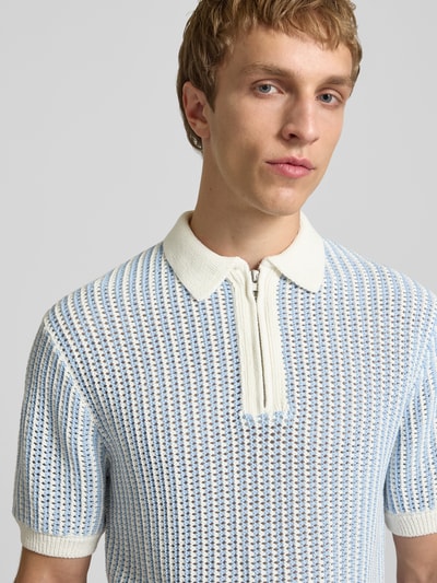 Männermodel trägt Slim Fit Strick-Poloshirt mit Reißverschluss von REVIEW im Baumwoll-Mix mit Strukturmuster in Hellblau und Weiß, Nahaufnahme Oberkörper.
