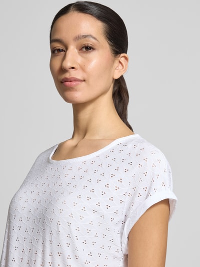 Vrouwenmodel draagt Regular Fit T-shirt met gaatjesmotief model 'Ruth' van ZABAIONE, elastische materiaalmix, ronde hals, band, ruglengte maat S 53 cm, nahaufnahme bovenlichaam.