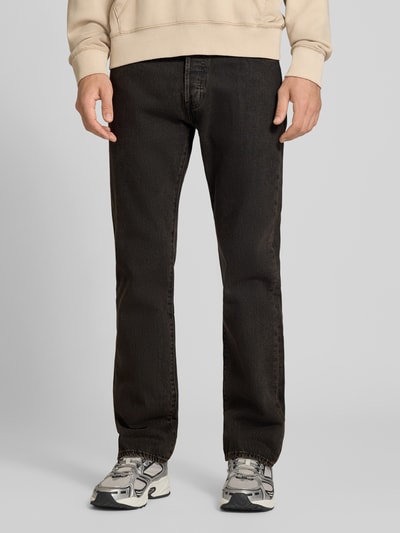 Männermodel trägt Wide & Loose Fit Jeans aus reiner Baumwolle Modell ''501®'' von Levi's®, dunkle Farbe, Struktur glatt, Ganzkörperansicht von vorne, Herren Wide & Loose Fit Jeans von Levi's®.