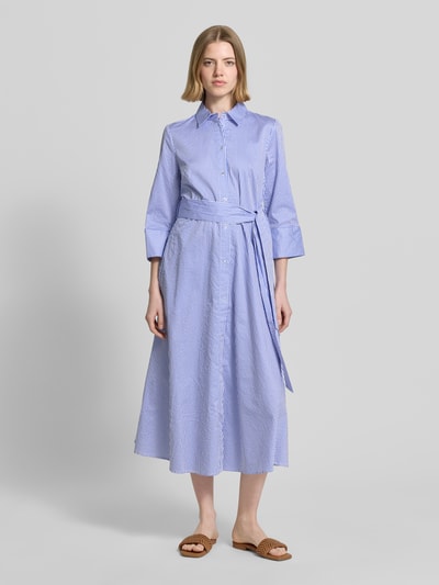 Frauenmodel trägt Midikleid mit Hemdblusenkragen Modell 'Alina' von Christian Berg Woman aus Reine Baumwolle mit 3/4-Arm, durchgängiger Knopfleiste und abnehmbarem Taillenband; taillierte Passform, dezente Streifen in Blau-Weiß, Ganzkörperansicht von vorne.