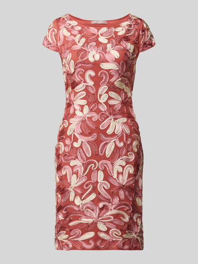 Produktfoto, Knielanges Cocktailkleid mit Applikationen van Christian Berg Cocktail, materiaalmix met stretch, nauwsluitend model, ronde hals, knielengte, bloemenapplicaties, ruglengte maat 36: 89 cm, borstwijdte maat 36: 45 cm, mouwlengte maat 36: 11 cm, roze tinten, opvallende geborduurde texturen, organische vormen