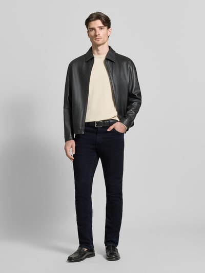 Männermodel trägt Straight Fit Jeans im 5-Pocket-Design Modell 'Greensboro' von Wrangler in Dunkelblau, Baumwoll-Mix, Ganzkörperansicht von vorne