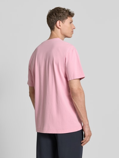 Männermodel trägt Relaxed Fit T-Shirt aus reiner Bio-Baumwolle Modell 'ICONIC MAARKOS GD' von Armedangels, rosa, Rückansicht, Jerseystruktur
